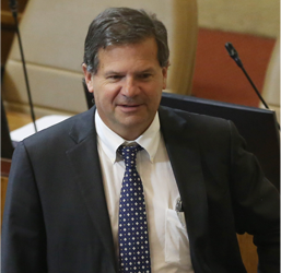 Diputado Benavente cuestiona llegada del canal RT a Chile: «Nadie puede ser indiferente»